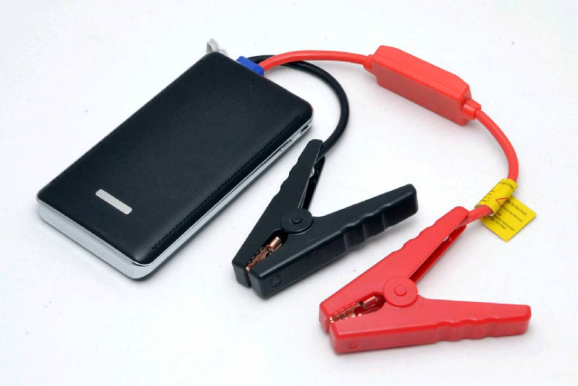 PowerBank JumpStarter 8000mAh (ЗАПУСК двигуна АВТО, пусковий струм 180А, Out 1 - 5V / 2А, Out 2 - 12В, Вага - 214 гр, Габарити - 142х78х15 мм)